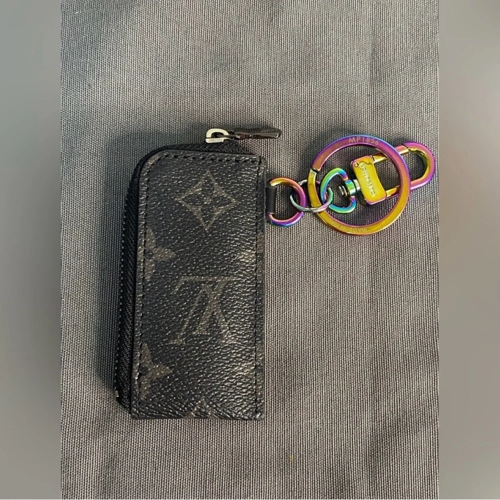 EUC Black Louis Vuitton eclipse USB Drive Holder with Multicolor Keychain